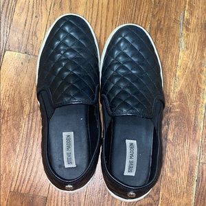 Slightly worn Steve Madden slip ons!